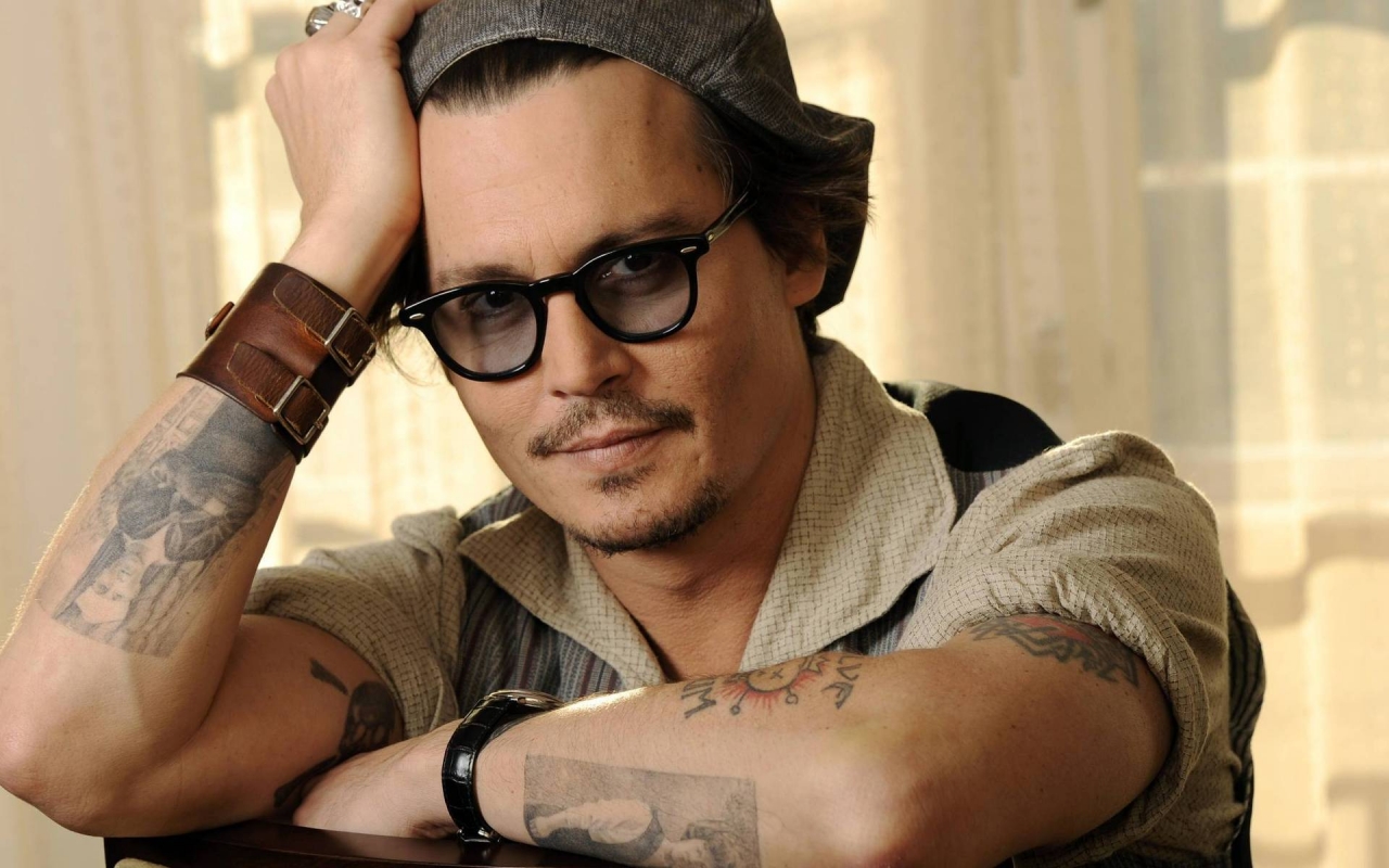 Johnny Depp Pose for 1280 x 800 widescreen resolution