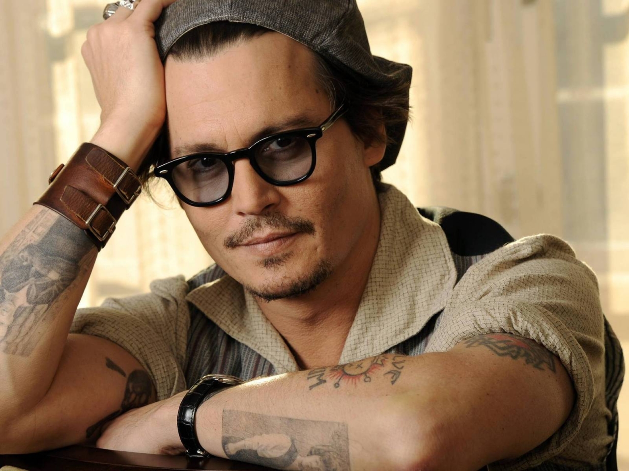 Johnny Depp Pose for 1280 x 960 resolution