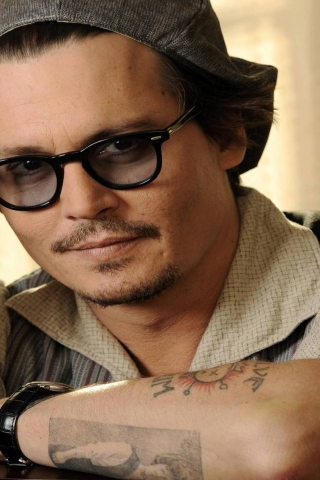 Johnny Depp Pose for 320 x 480 iPhone resolution