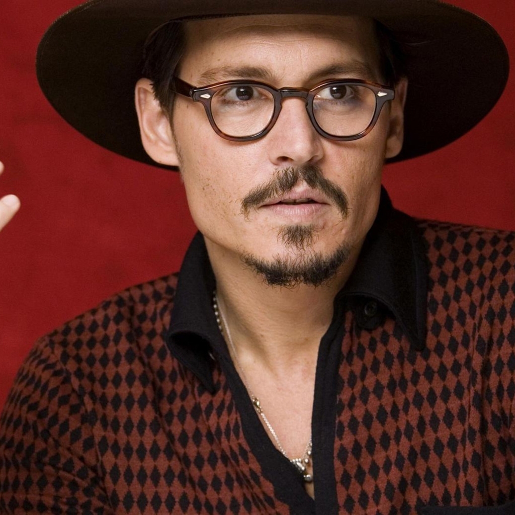 Johnny Depp with Glasses for 1024 x 1024 iPad resolution