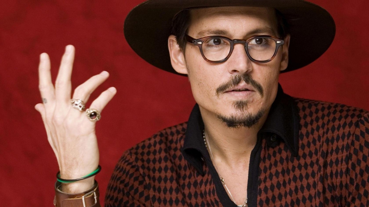 Johnny Depp with Glasses for 1536 x 864 HDTV resolution