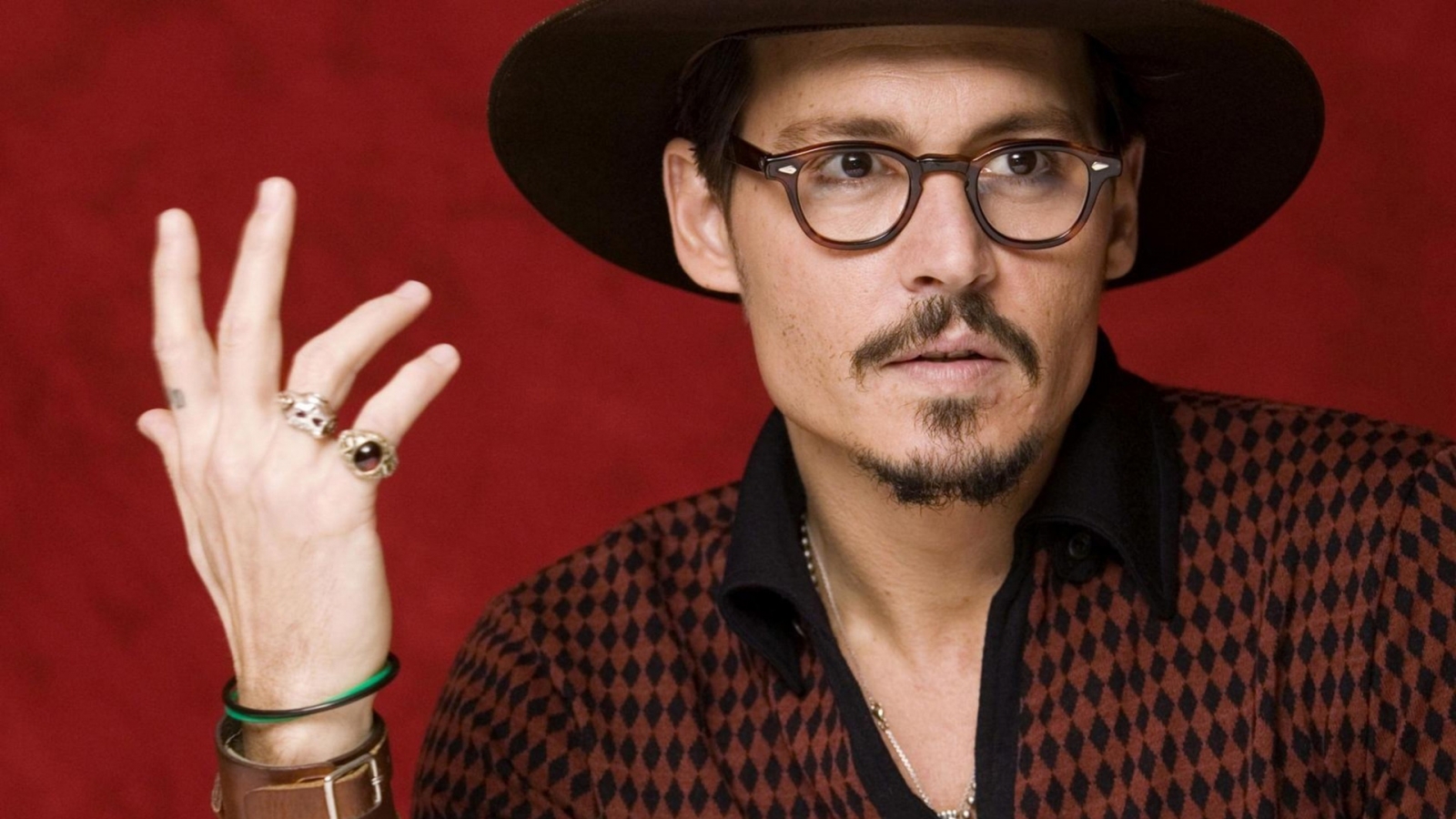 Johnny Depp with Glasses for 1600 x 900 HDTV resolution