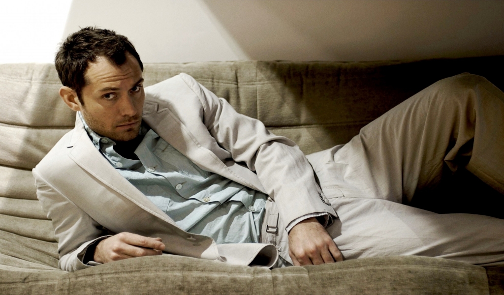 Jude Law Relaxing for 1024 x 600 widescreen resolution
