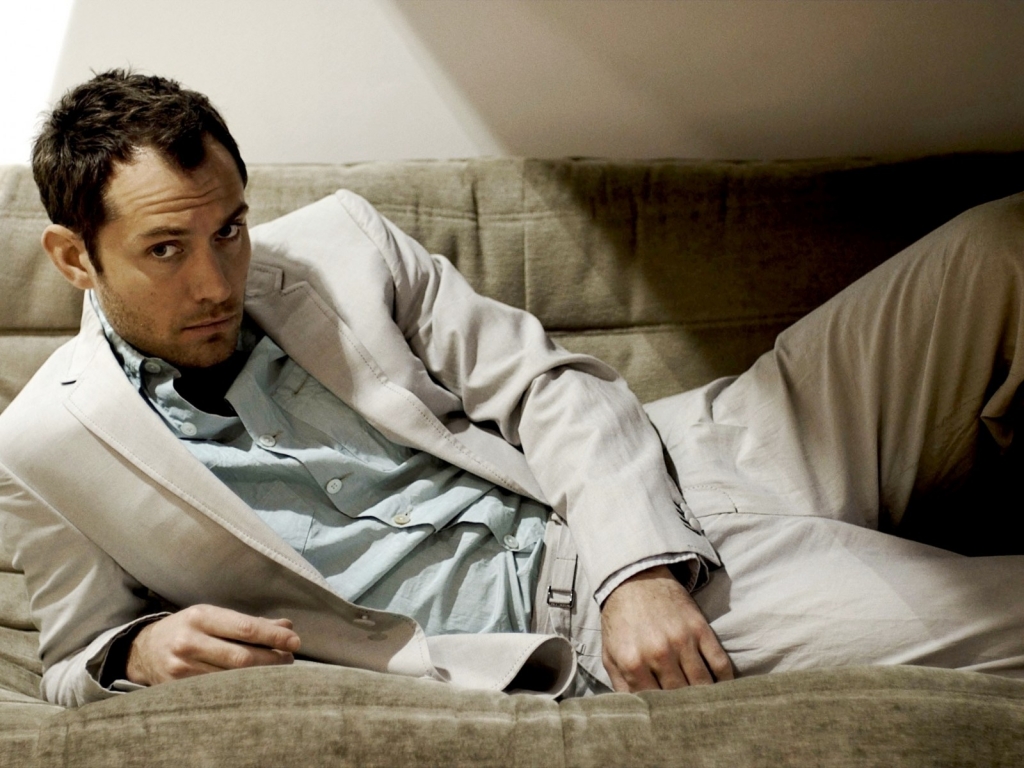 Jude Law Relaxing for 1024 x 768 resolution