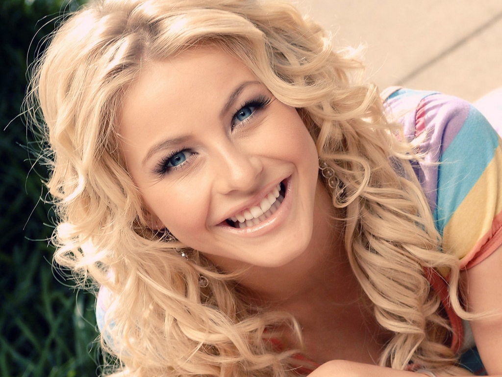 Julianne Hough Smile for 1024 x 768 resolution