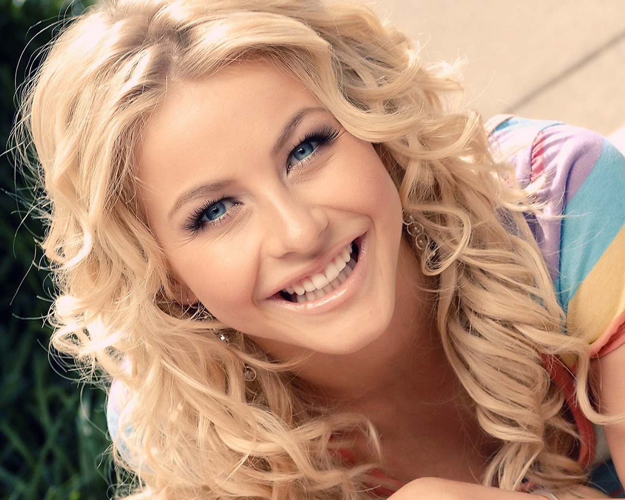 Julianne Hough Smile for 1280 x 1024 resolution