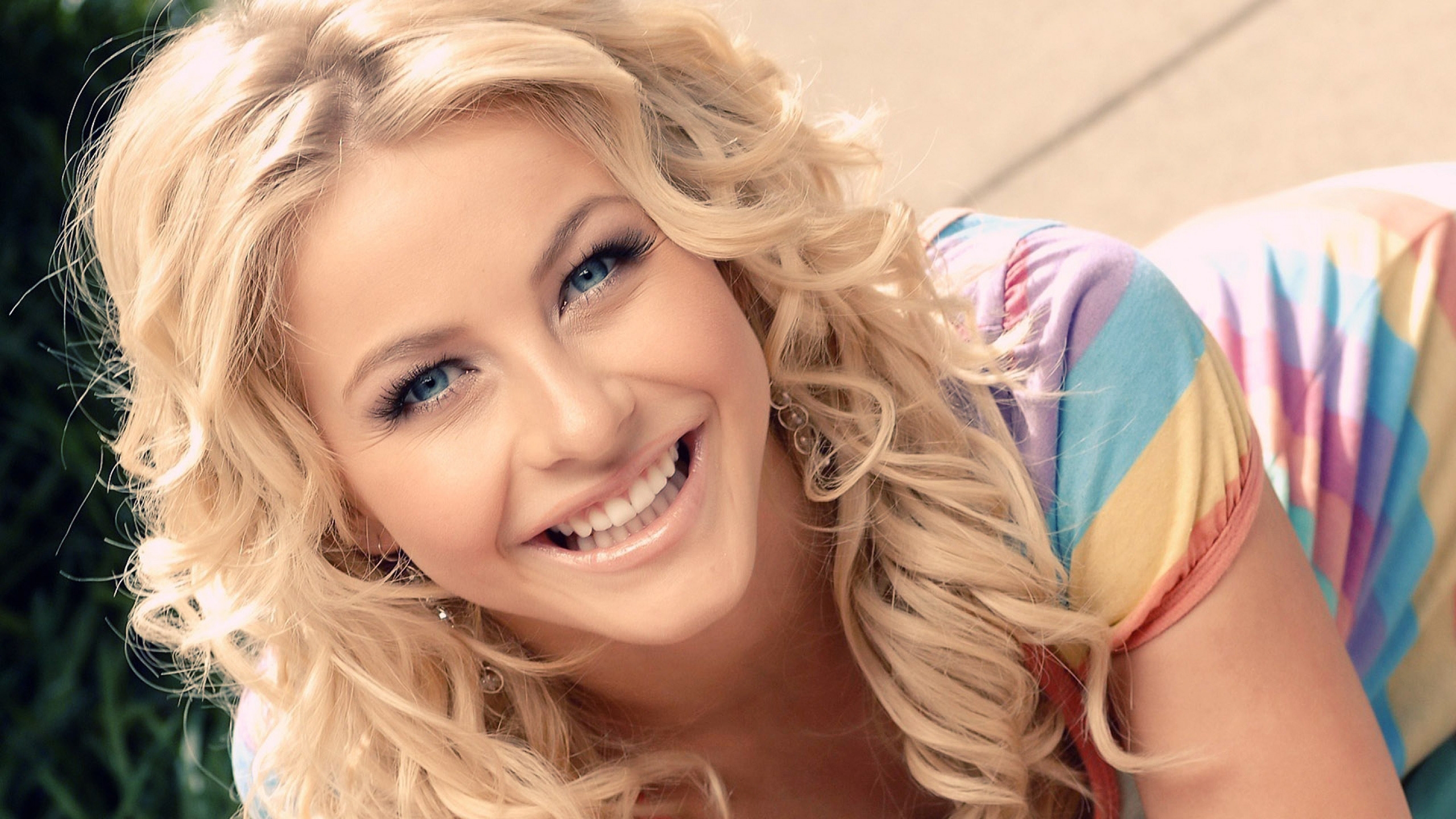 Julianne Hough Smile for 2560x1440 HDTV resolution