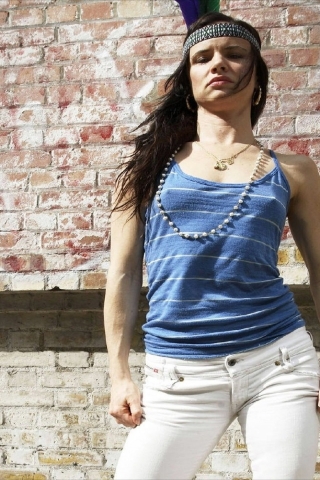 Juliette Lewis Brick Wall for 320 x 480 iPhone resolution