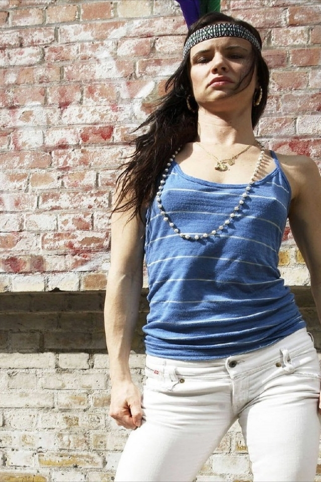 Juliette Lewis Brick Wall for 640 x 960 iPhone 4 resolution