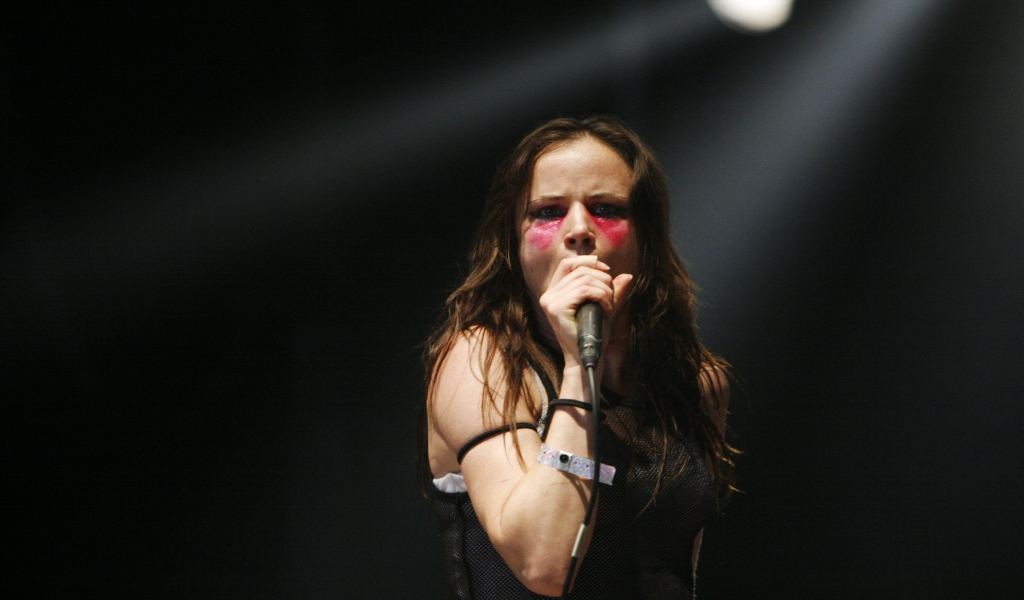 Juliette Lewis Singing for 1024 x 600 widescreen resolution