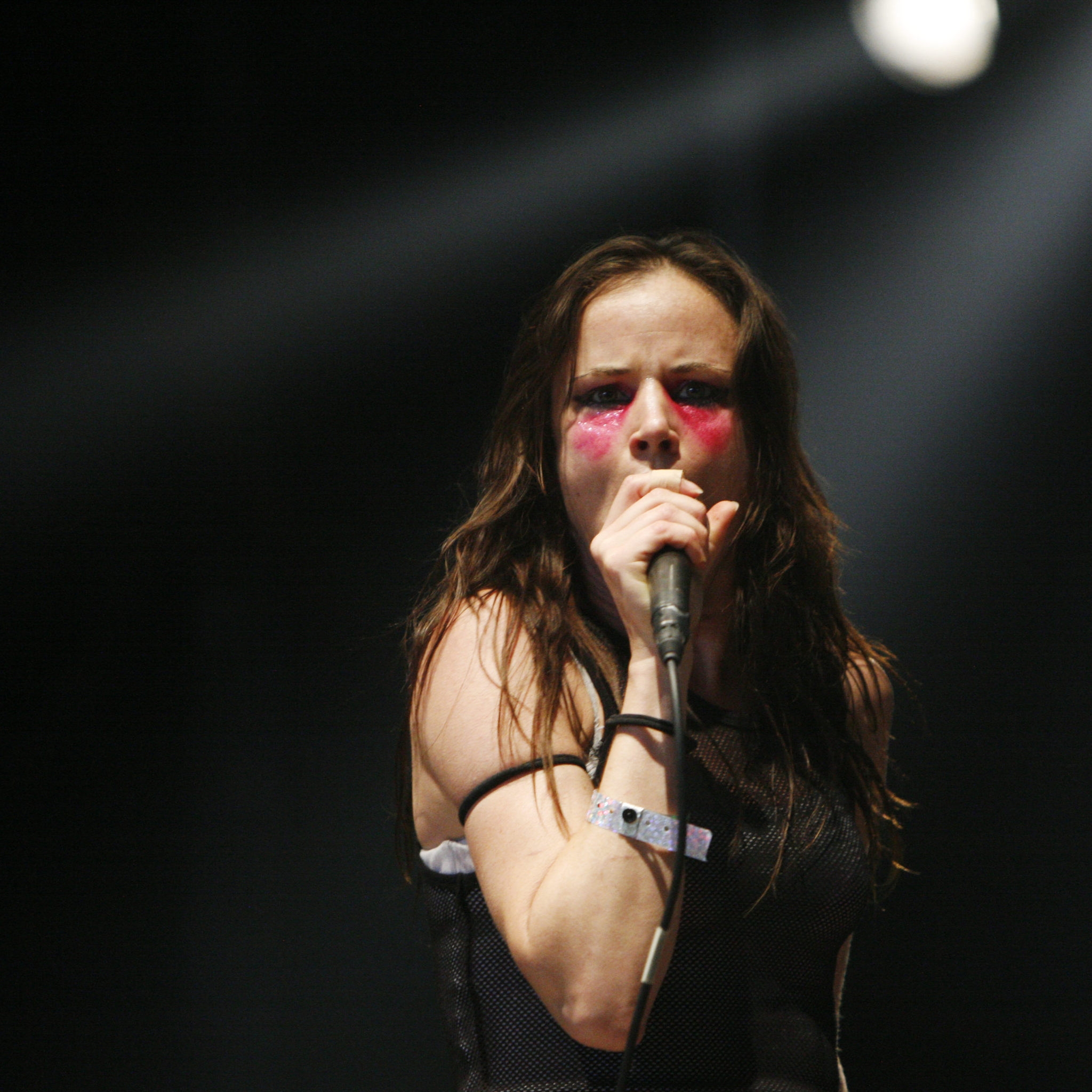 Juliette Lewis Singing for 2048 x 2048 New iPad resolution