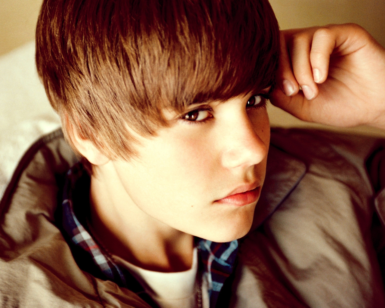Justin Bieber Look for 1280 x 1024 resolution