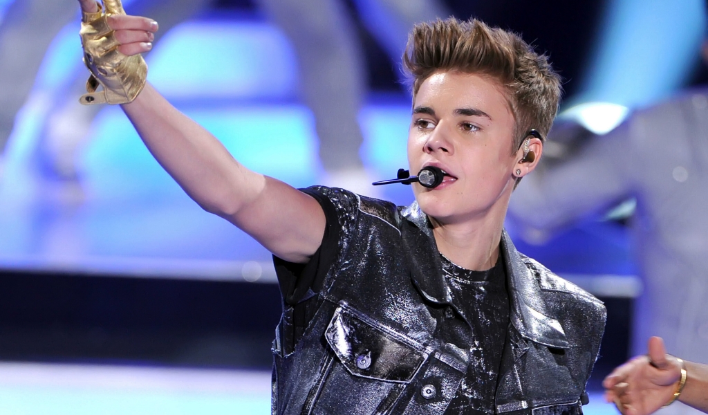 Justin Bieber on Stage for 1024 x 600 widescreen resolution