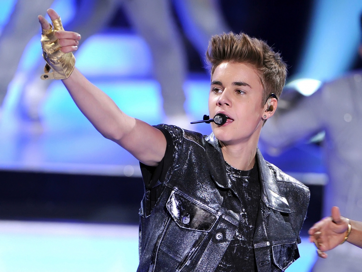 Justin Bieber on Stage for 1152 x 864 resolution