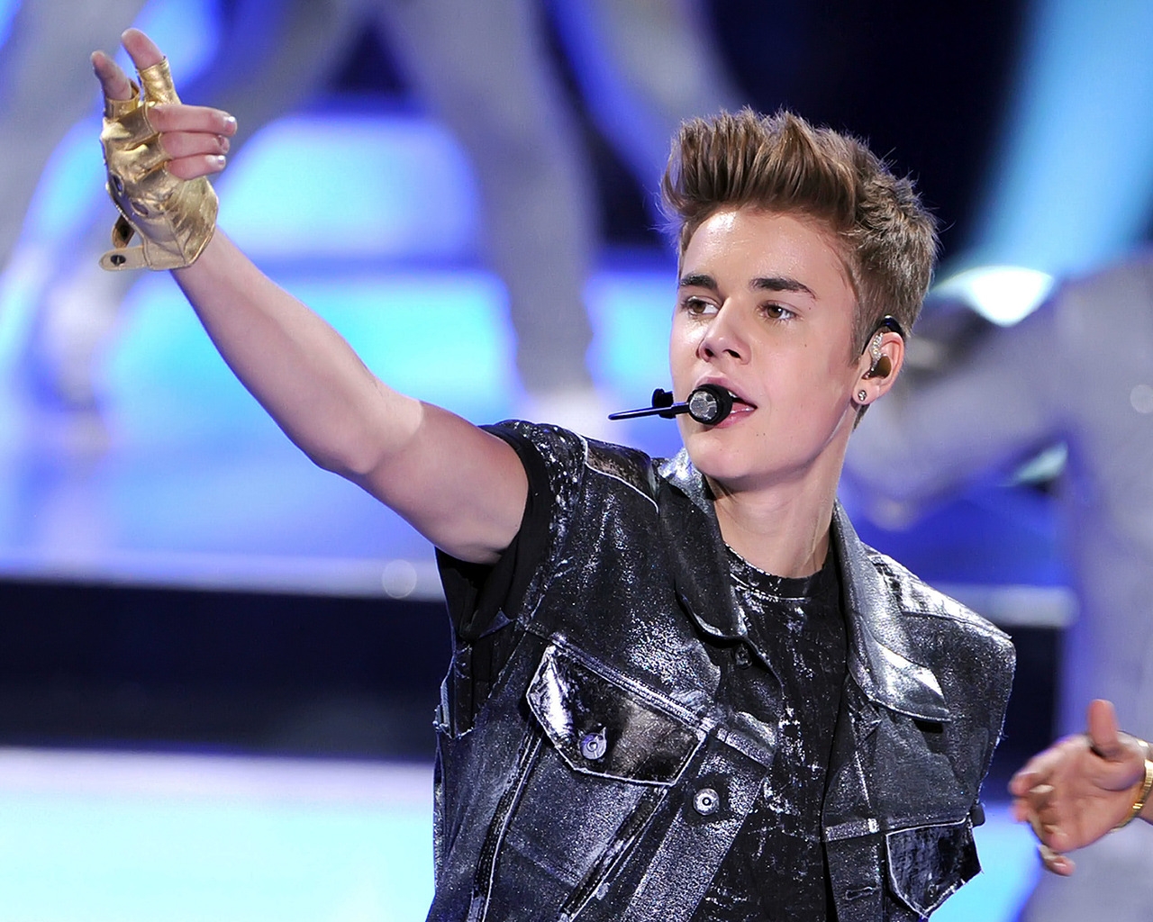 Justin Bieber on Stage for 1280 x 1024 resolution