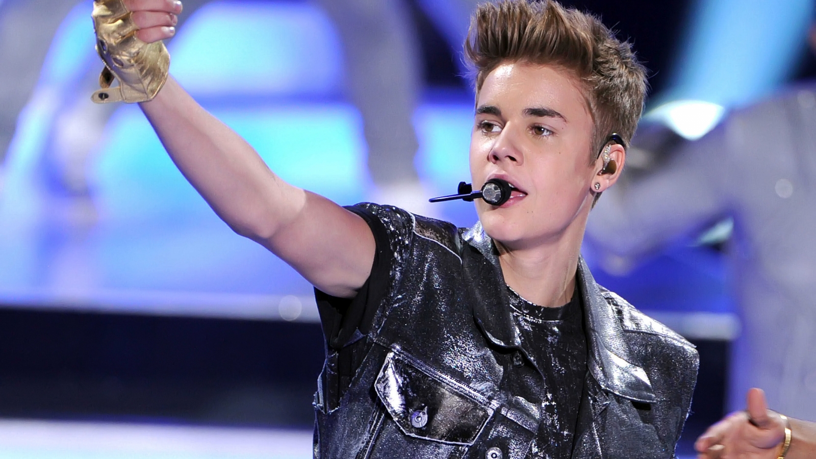 Justin Bieber on Stage for 1600 x 900 HDTV resolution