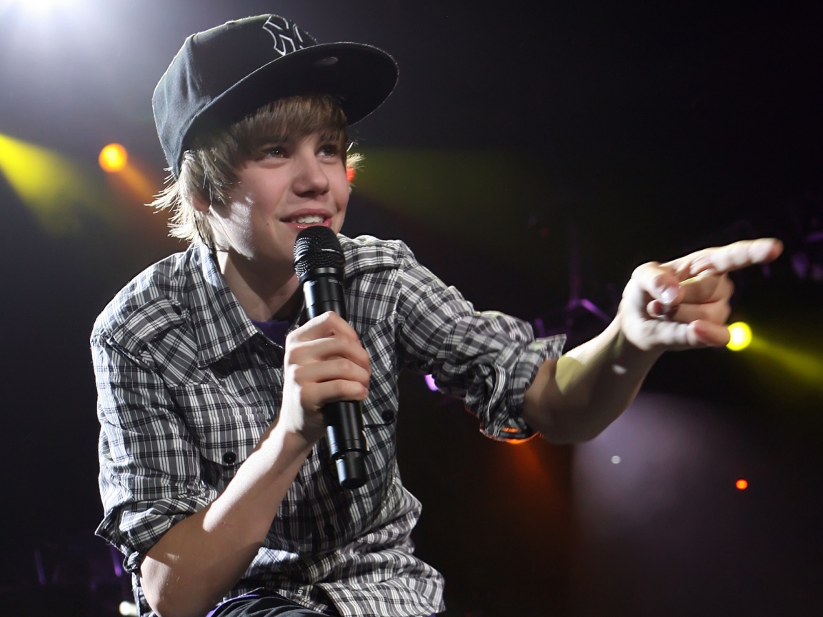 Justin Bieber Singing for 1152 x 864 resolution