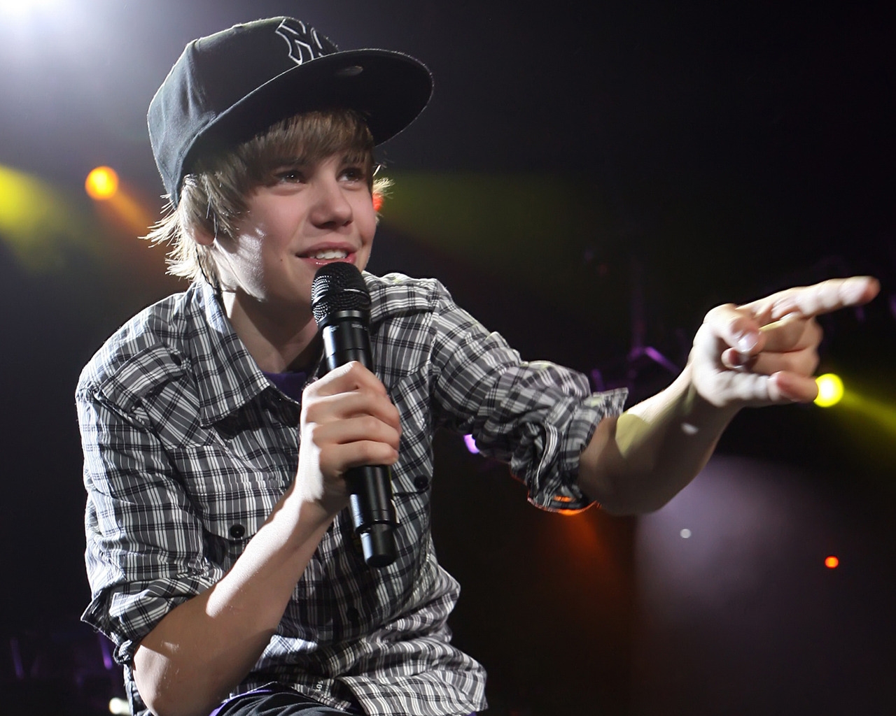 Justin Bieber Singing for 1280 x 1024 resolution