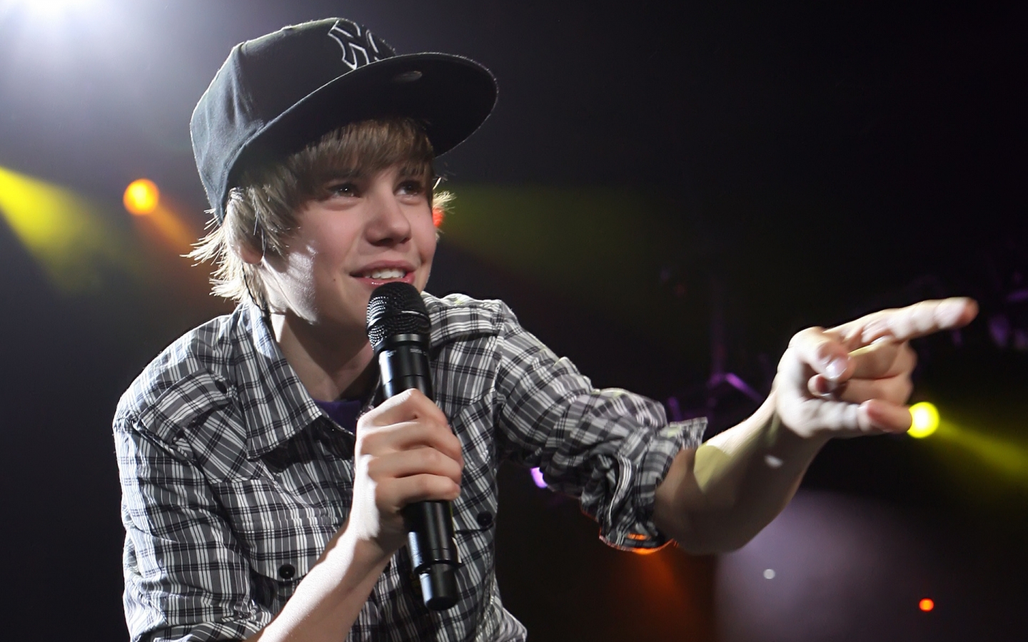 Justin Bieber Singing for 1440 x 900 widescreen resolution