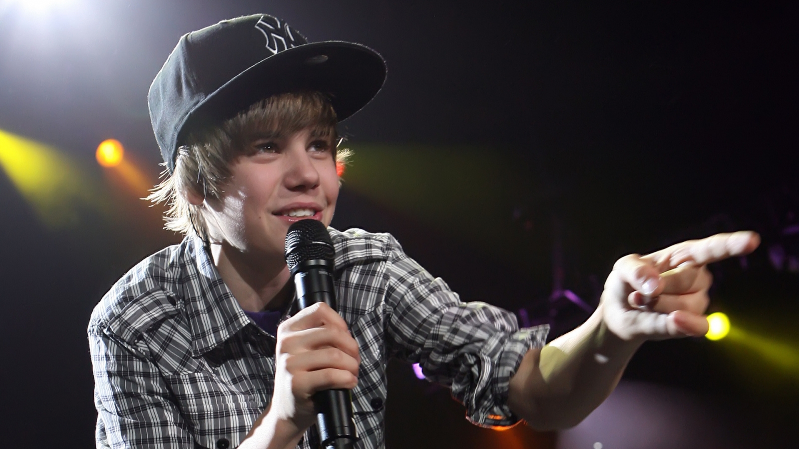 Justin Bieber Singing for 1600 x 900 HDTV resolution