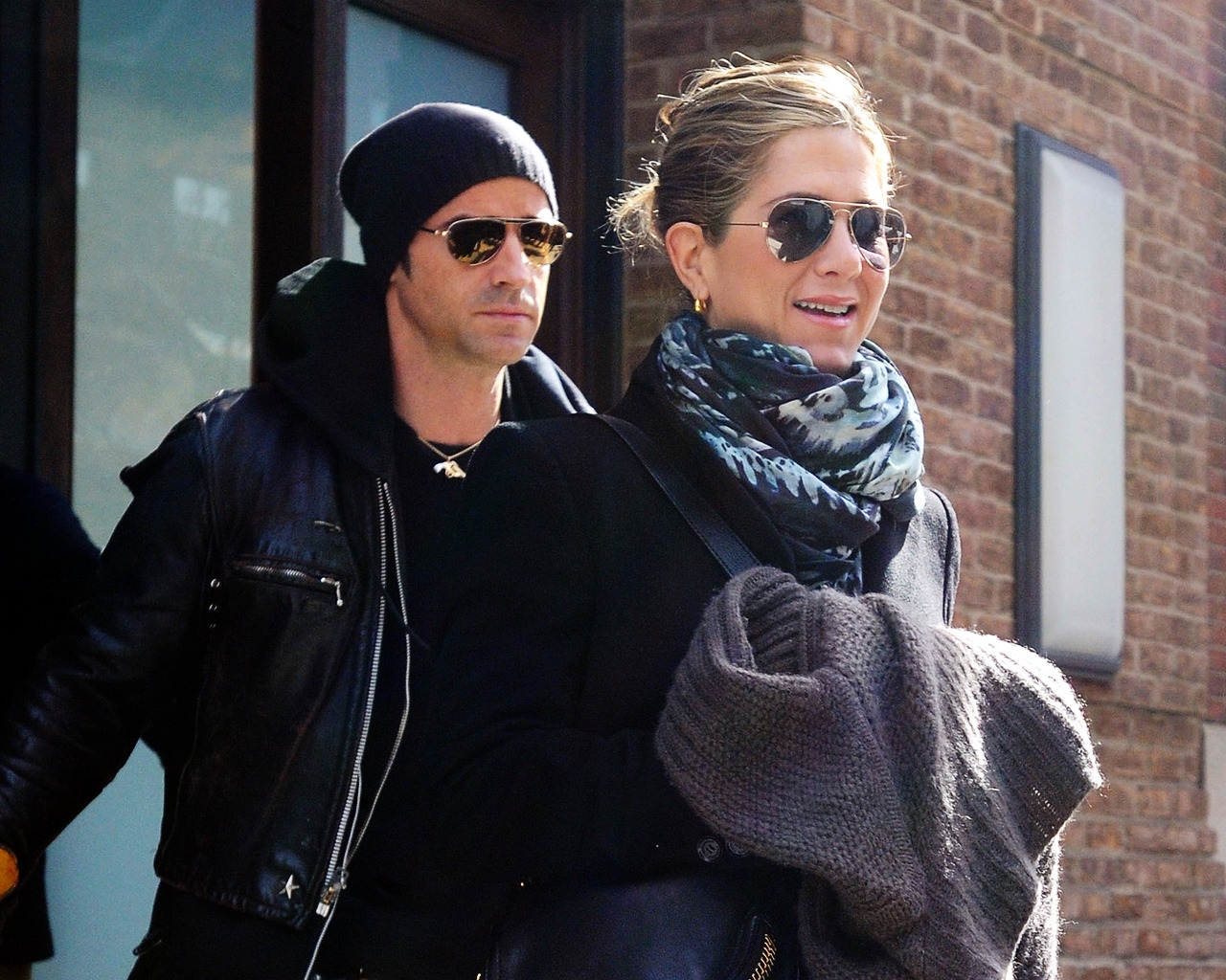 Justin Theroux and Jennifer Aniston for 1280 x 1024 resolution