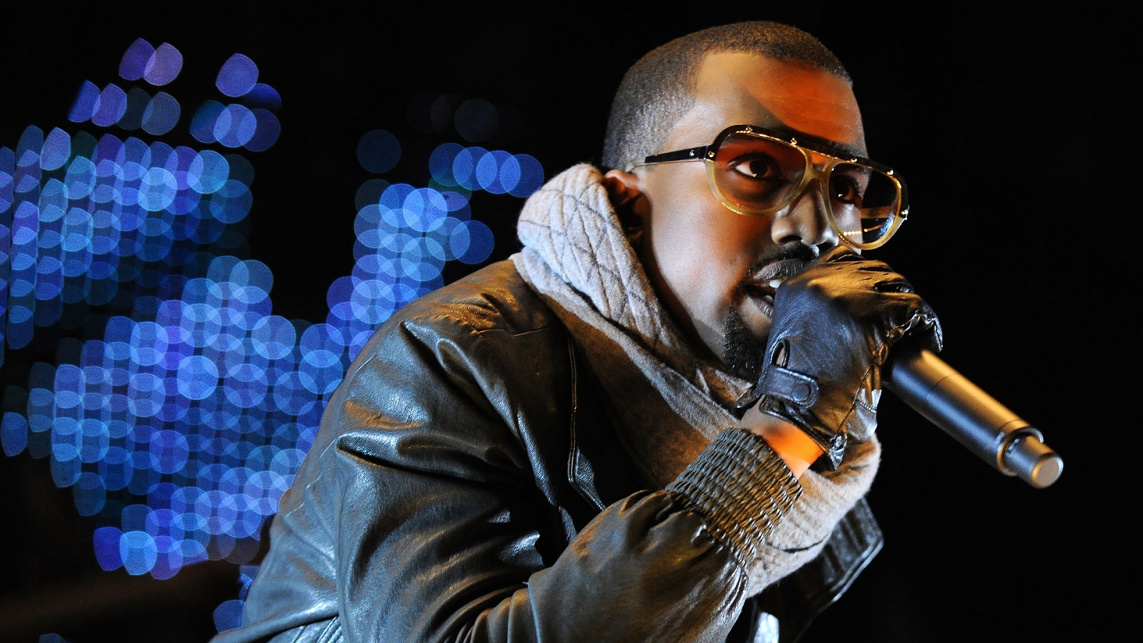Kanye West Performing for 1600 x 900 HDTV resolution