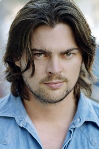 Karl Urban for 320 x 480 iPhone resolution