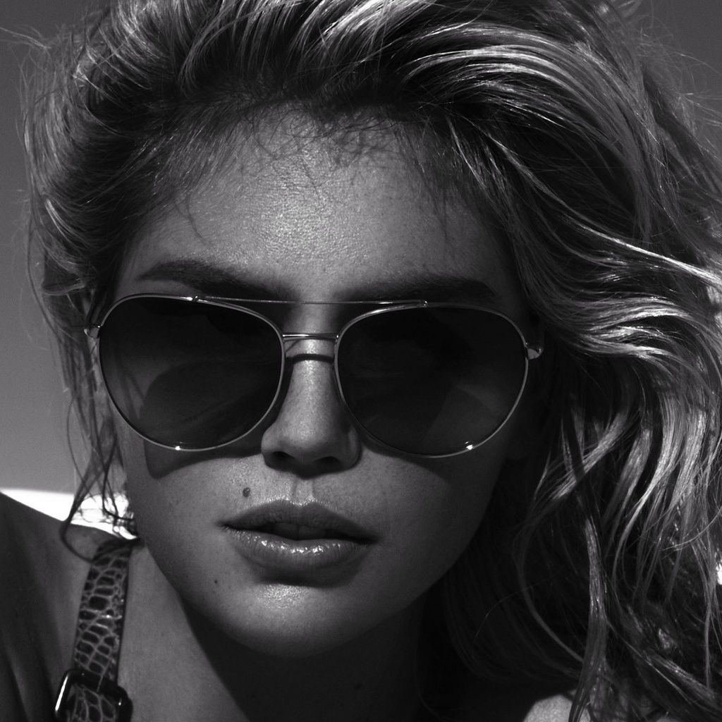 Kate Upton Black and White for 1024 x 1024 iPad resolution