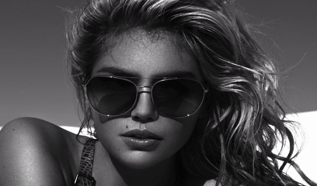 Kate Upton Black and White for 1024 x 600 widescreen resolution