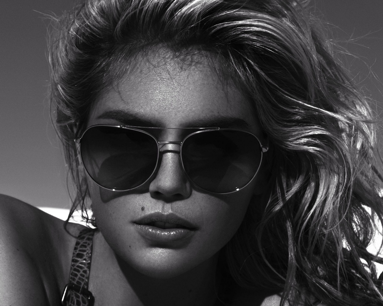 Kate Upton Black and White for 1280 x 1024 resolution