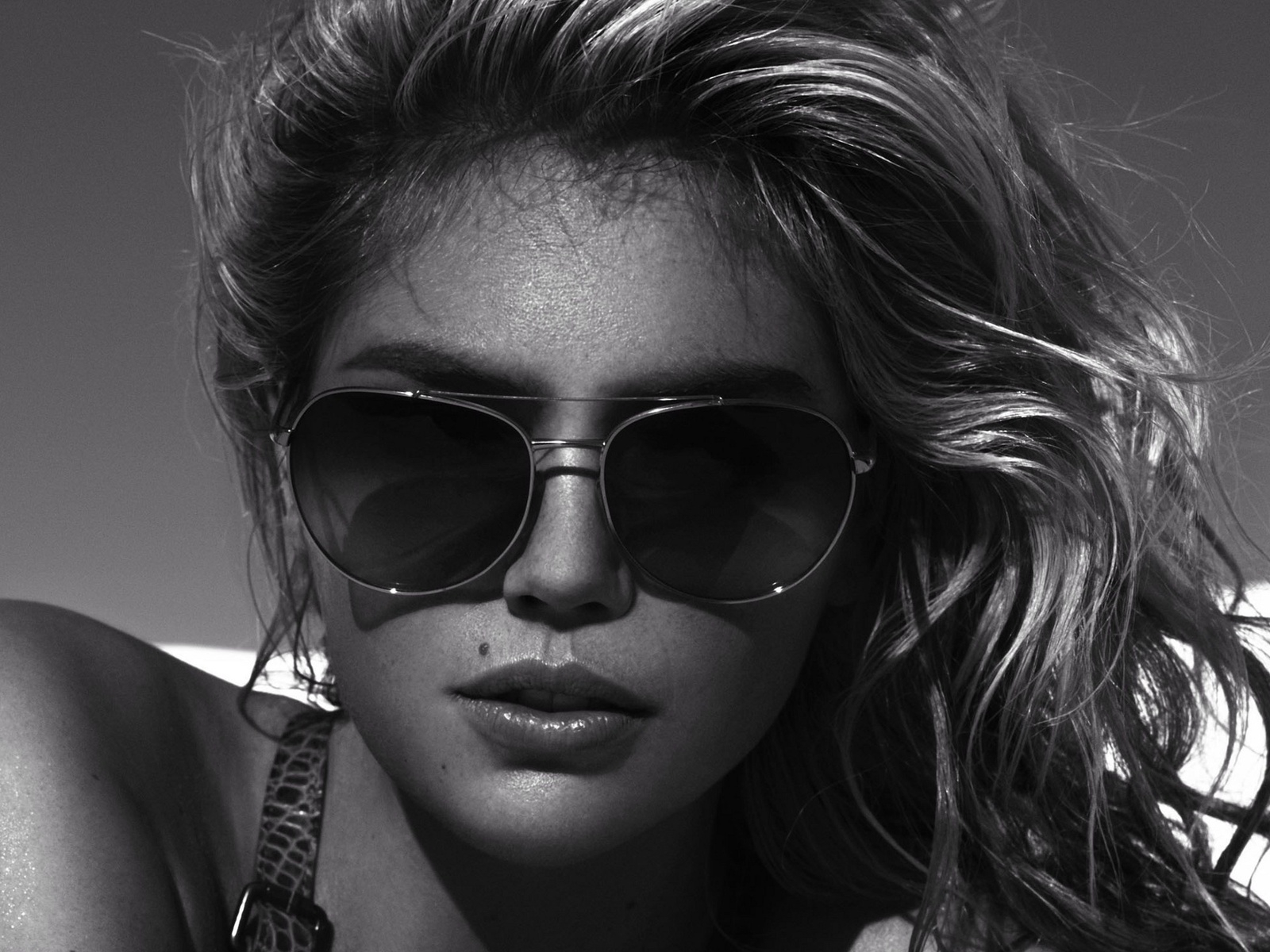 Kate Upton Black and White for 1600 x 1200 resolution
