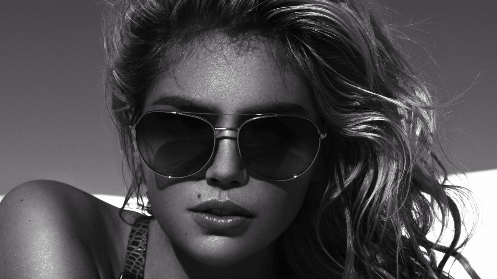 Kate Upton Black and White for 1600 x 900 HDTV resolution