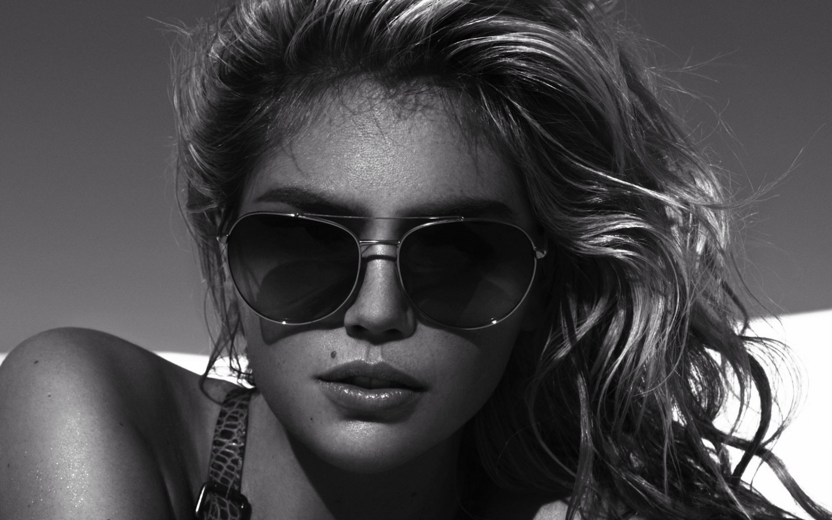 Kate Upton Black and White for 1680 x 1050 widescreen resolution