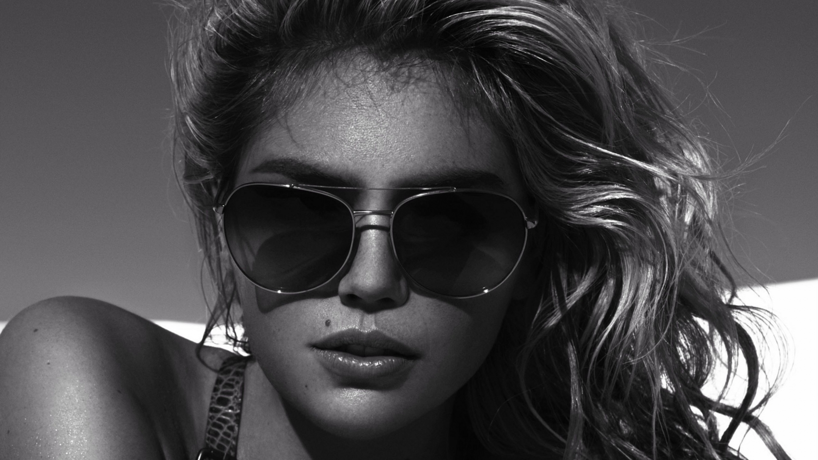 Kate Upton Black and White for 1680 x 945 HDTV resolution
