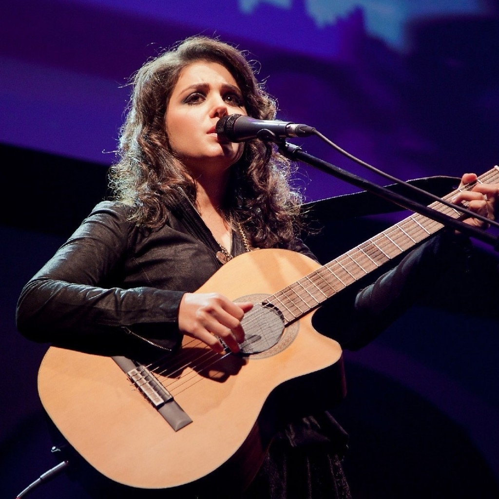 Katie Melua Performing on Stage for 1024 x 1024 iPad resolution