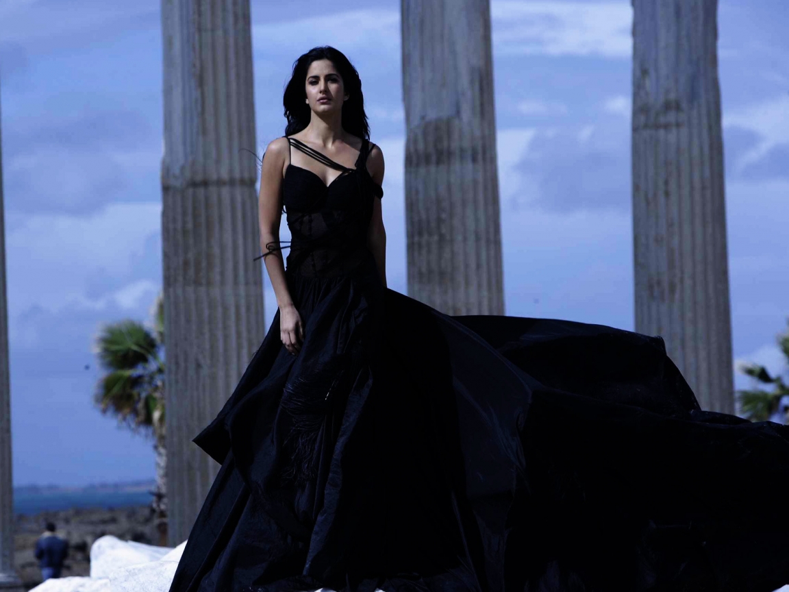 Katrina Kaif Black Dress for 1152 x 864 resolution
