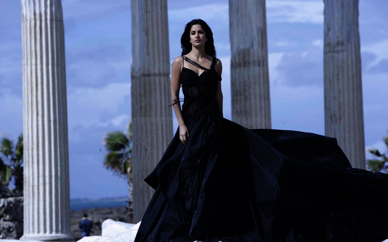 Katrina Kaif Black Dress for 1280 x 800 widescreen resolution