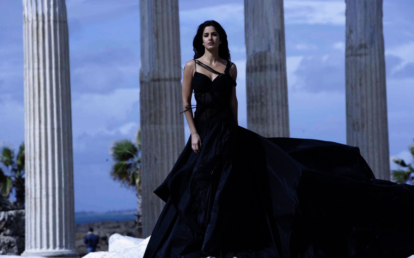 Katrina Kaif Black Dress for 1440 x 900 widescreen resolution