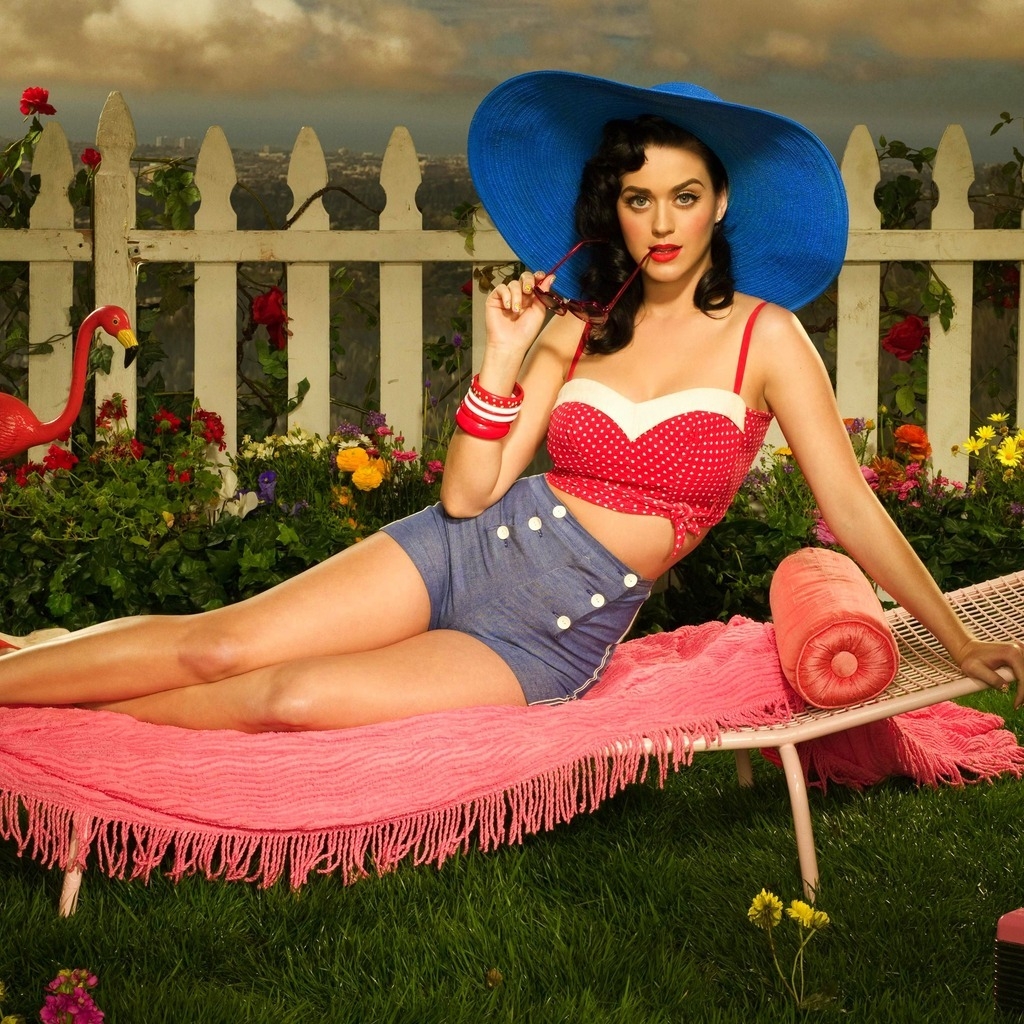 Katy Perry on The Chair for 1024 x 1024 iPad resolution