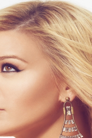 Kelly Clarkson for 320 x 480 iPhone resolution