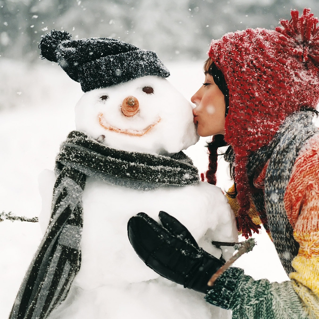 Kissing the Snowman for 1024 x 1024 iPad resolution