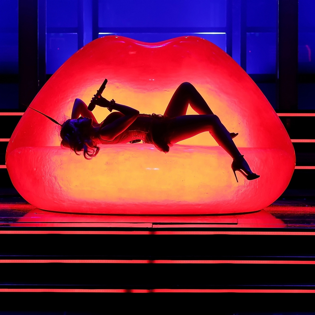 Kylie Minogue Performance  for 1024 x 1024 iPad resolution