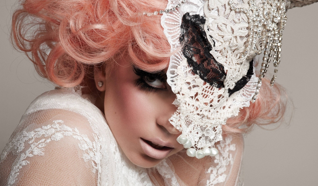 Lady Gaga Hat for 1024 x 600 widescreen resolution