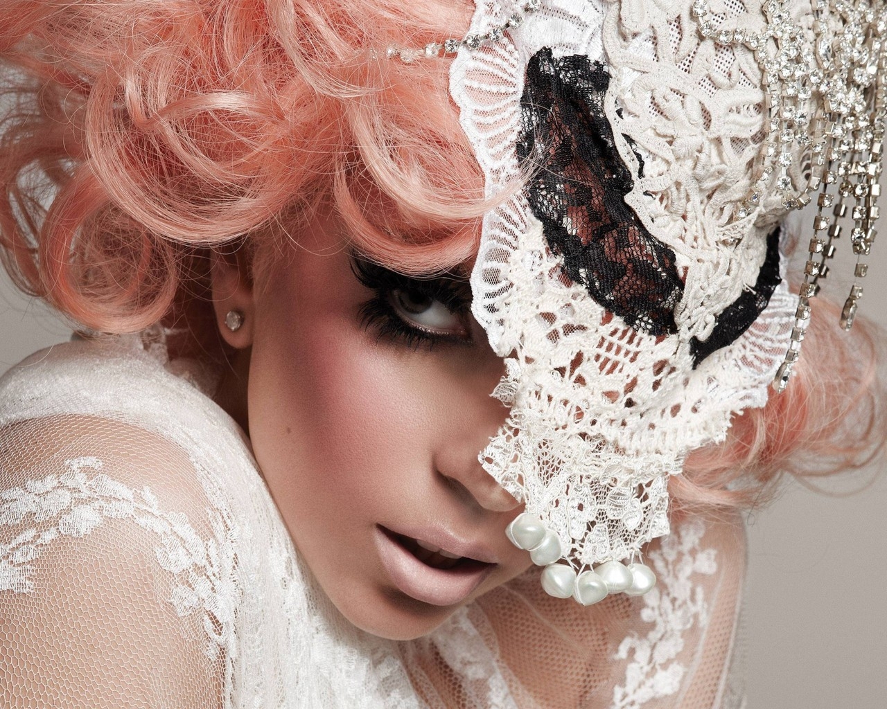 Lady Gaga Hat for 1280 x 1024 resolution