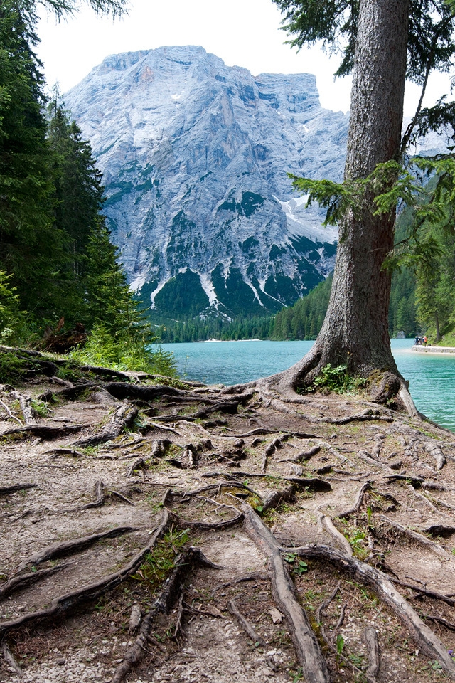 Lago di Braies for 640 x 960 iPhone 4 resolution