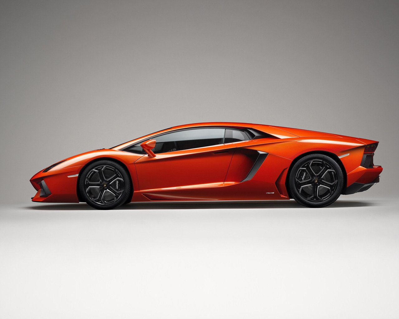 Lamborghini Aventador Side for 1280 x 1024 resolution