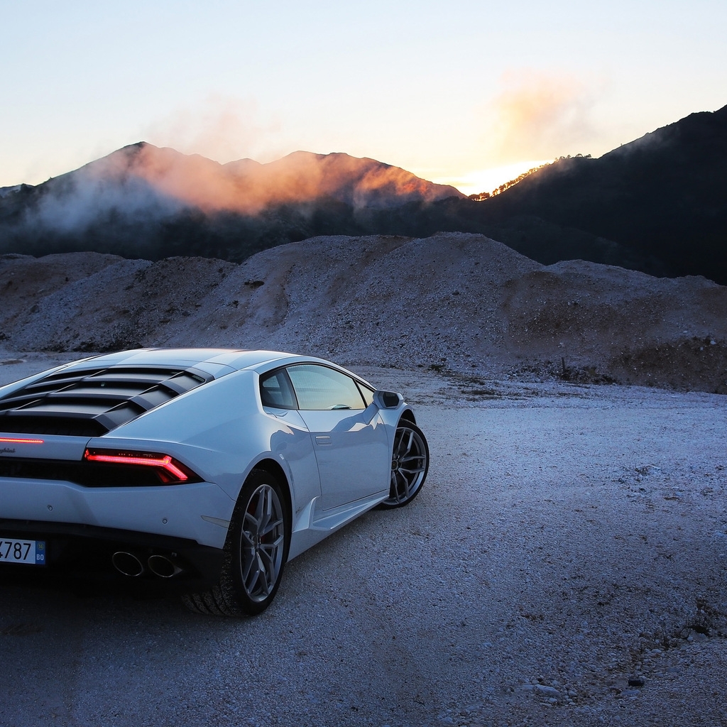 Lamborghini Huracan White for 1024 x 1024 iPad resolution