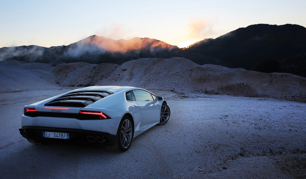 Lamborghini Huracan White for 1024 x 600 widescreen resolution