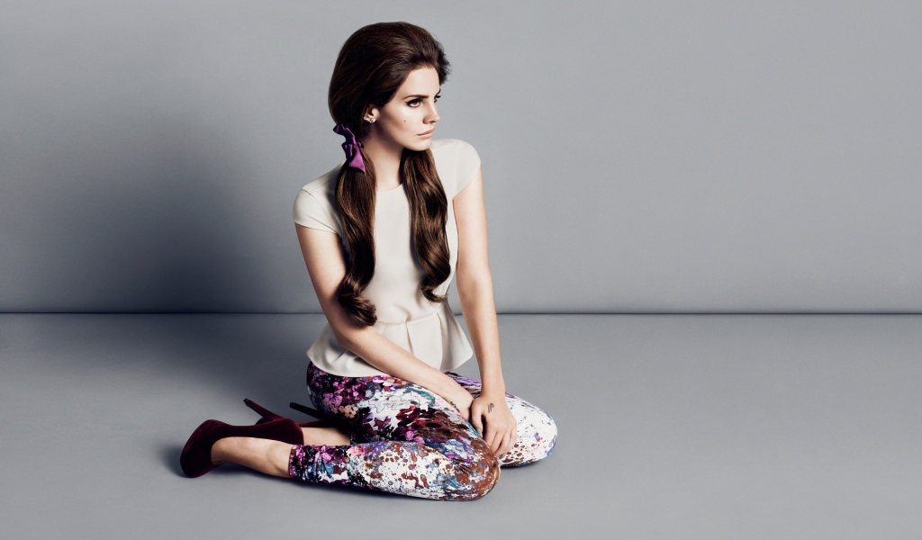 Lana Del Rey Cool for 1024 x 600 widescreen resolution