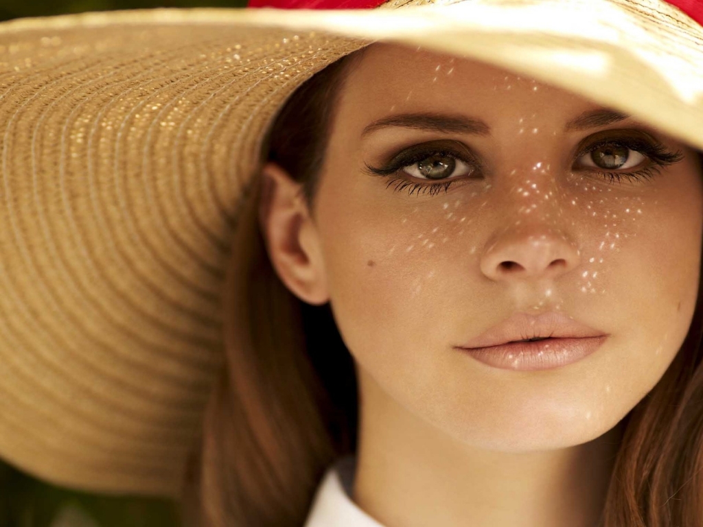 Lana Del Rey Hat for 1024 x 768 resolution